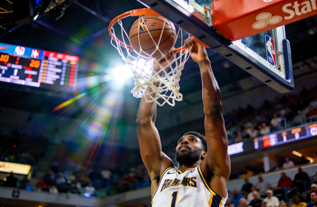 NBA比赛中球员完成扣篮的瞬间，用于篮球赛事资讯配图